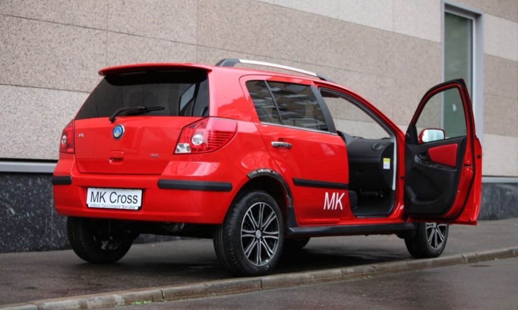 Geely MK Cross вид сзади