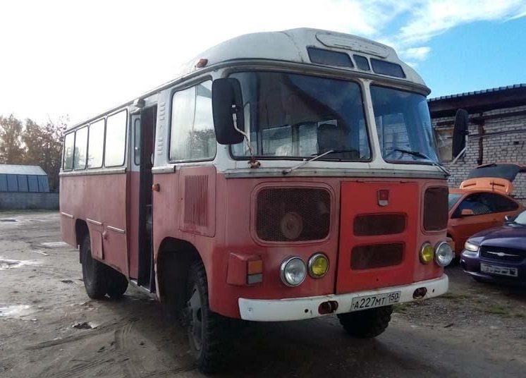 Конкретно этот автобус, выпуска 1984 года, с бензиновым двигателем 4.2 л (мощностью 120 л. с). Мужчина выкупил его у воинской части, где он хранился в ангаре.