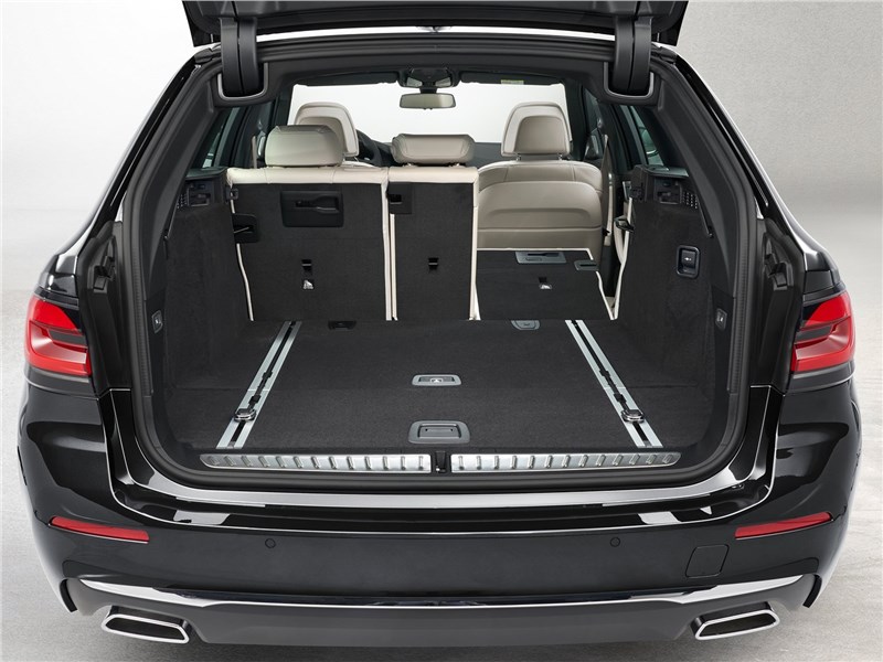 BMW 5-Series Touring 2021 багажное отделение