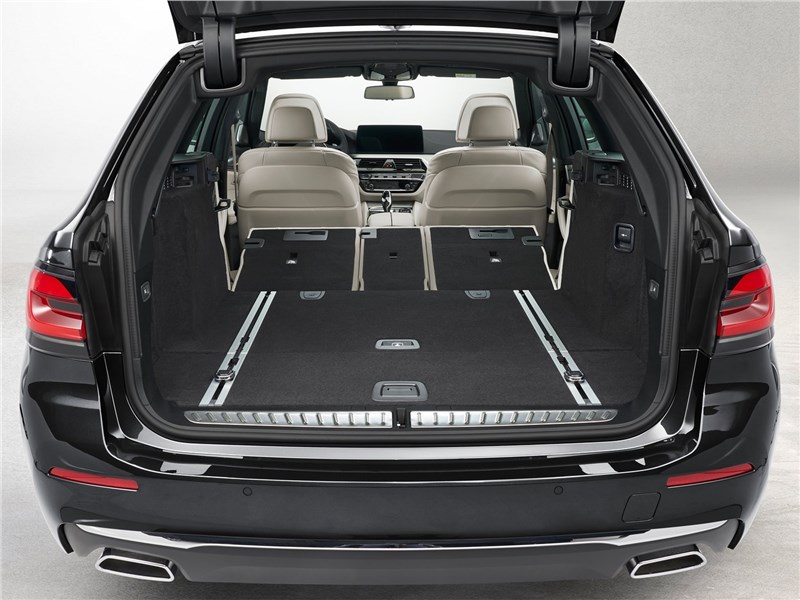 BMW 5-Series Touring 2021 багажное отделение