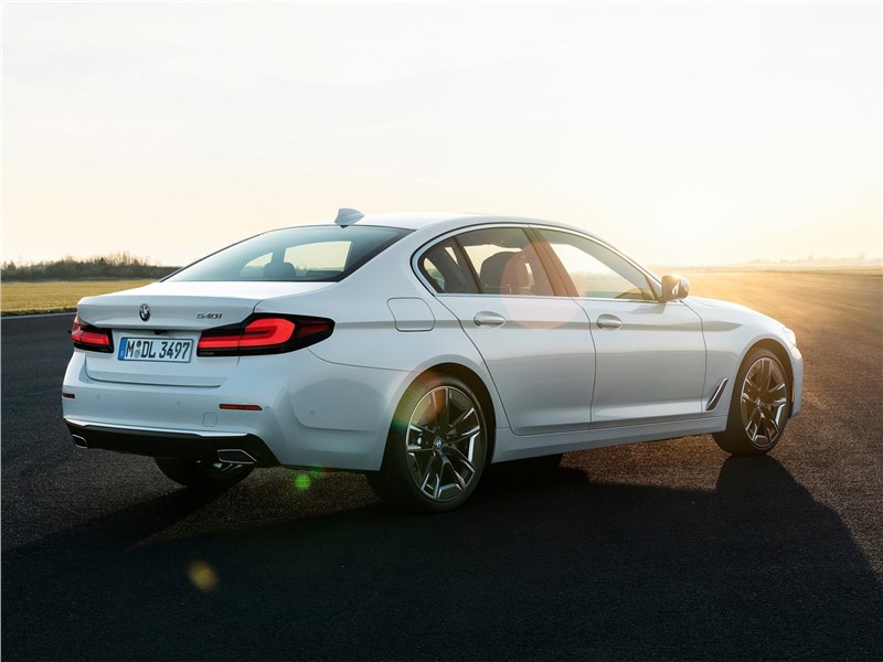 BMW 5-Series 2021 вид сзади