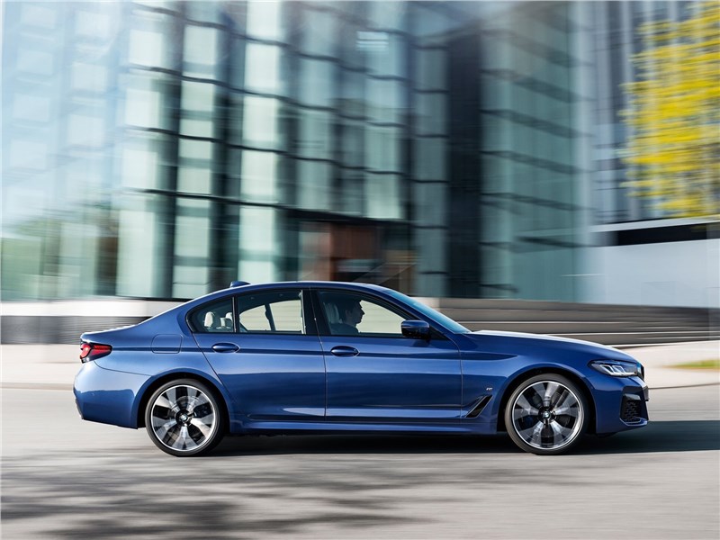 BMW 5-Series 2021 вид сбоку