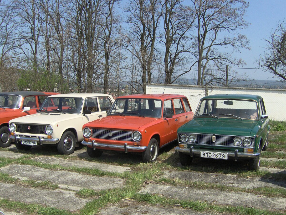 Слева направо: ВАЗ-2101, ВАЗ-2102 и ВАЗ-2103