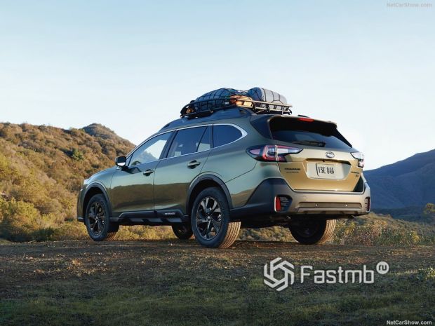Subaru Outback 2020, вид сзади и сбоку слева