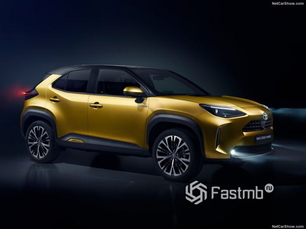 Toyota Yaris Cross 2021, вид спереди и сбоку справа