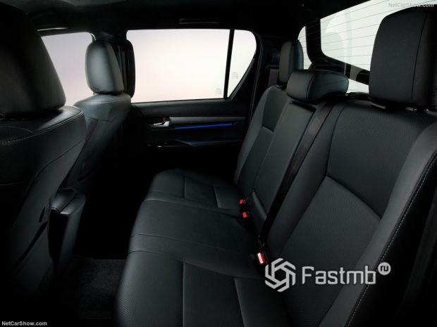 Салон Toyota Hilux 2021, задние кресла