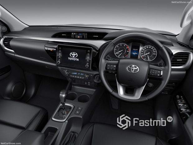 Салон Toyota Hilux 2021, руль и панель управления