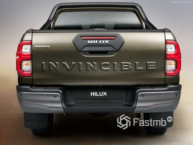 Toyota Hilux 2021, вид сзади