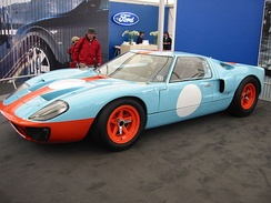 Ford GT40 — легендарный гоночный автомобиль.