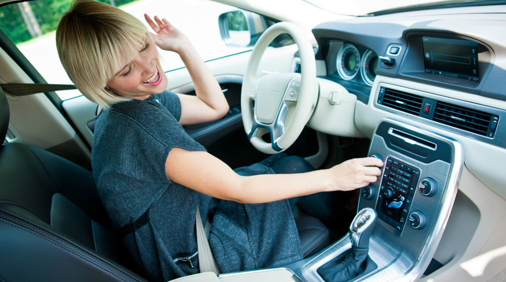 Девушка слушает радио в машине