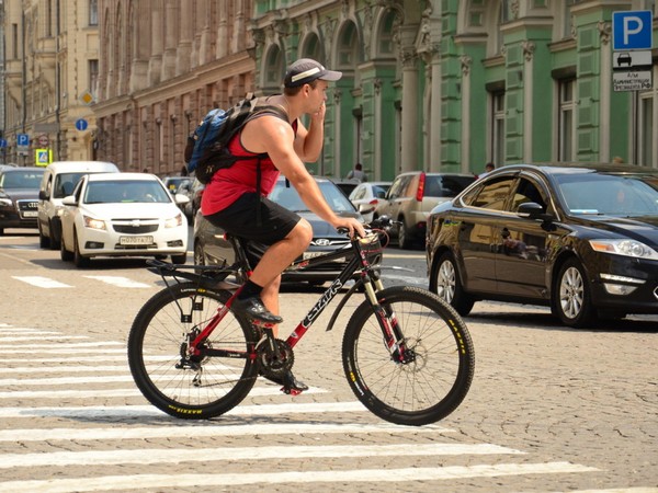 Велосипедисты должны давать преимущество пешеходам в движении