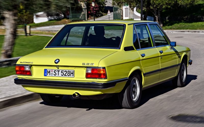 Вид сзади BMW 5 Series (E12)
