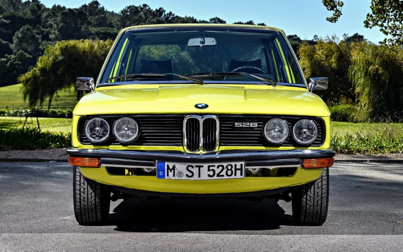 Вид спереди BMW 5 Series (E12)