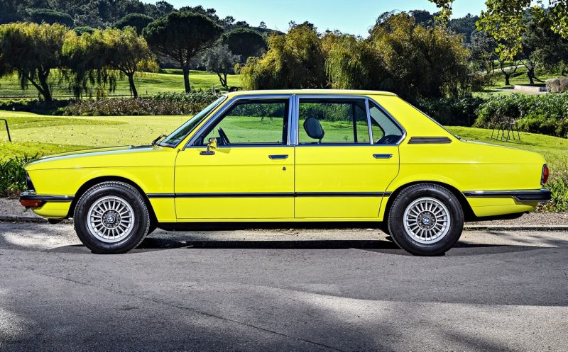 Вид сбоку BMW 5 Series (E12)