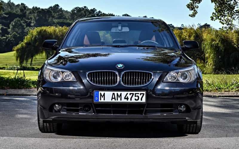 Вид спереди BMW 5 Series E60