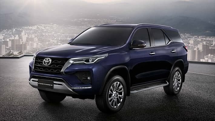 фото Toyota Fortuner 2021 вид спереди