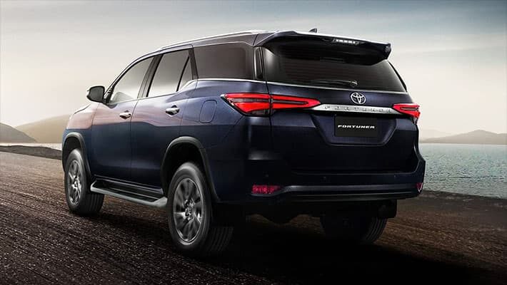 фото Toyota Fortuner 2021 вид сзади