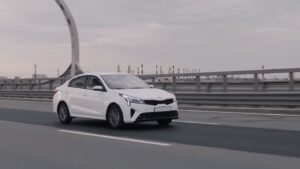 Киа Рио 2021 белая едет