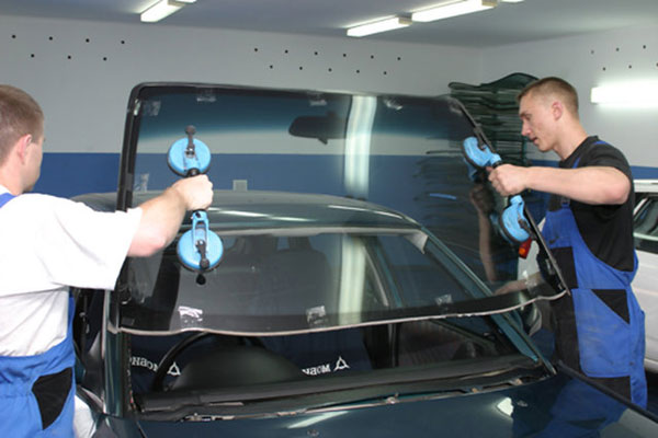 Замена лобового стекла автомобиля
