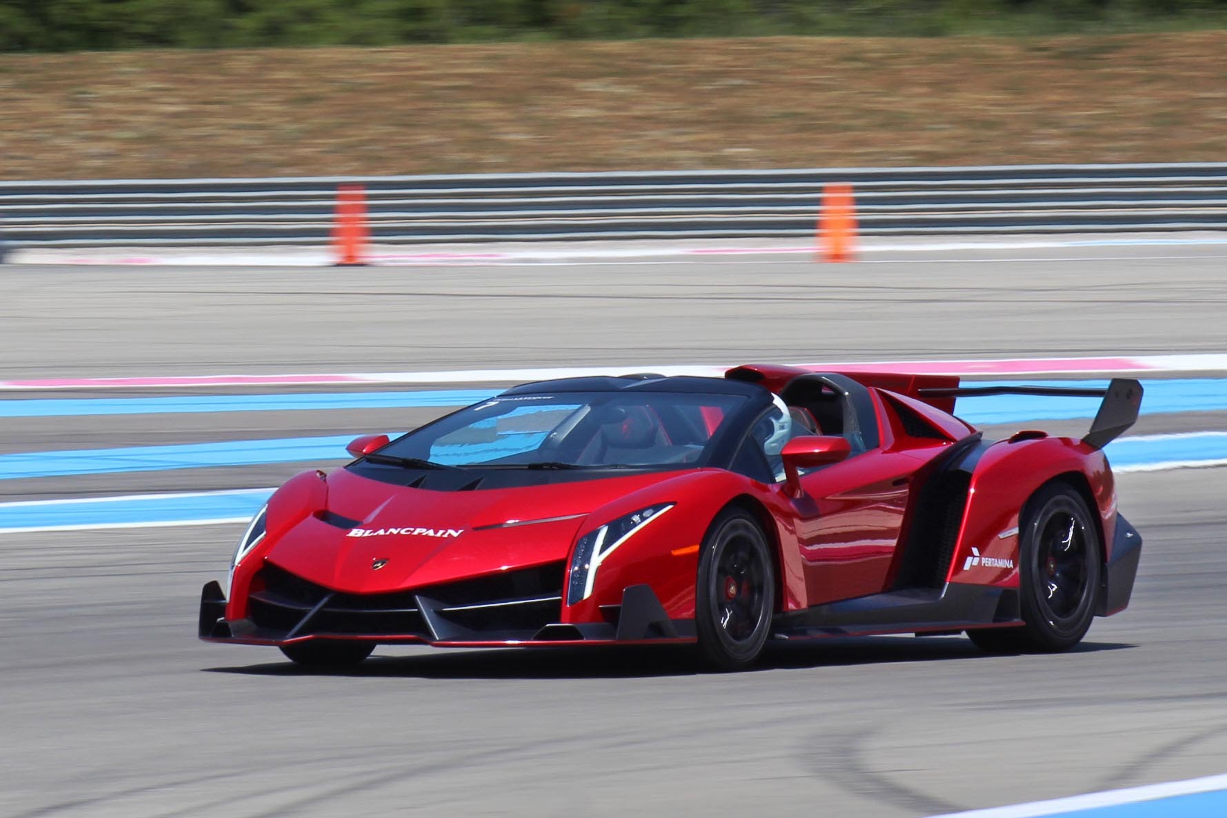 Lamborghini Veneno Roadster белая