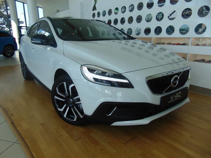 Volvo v40.