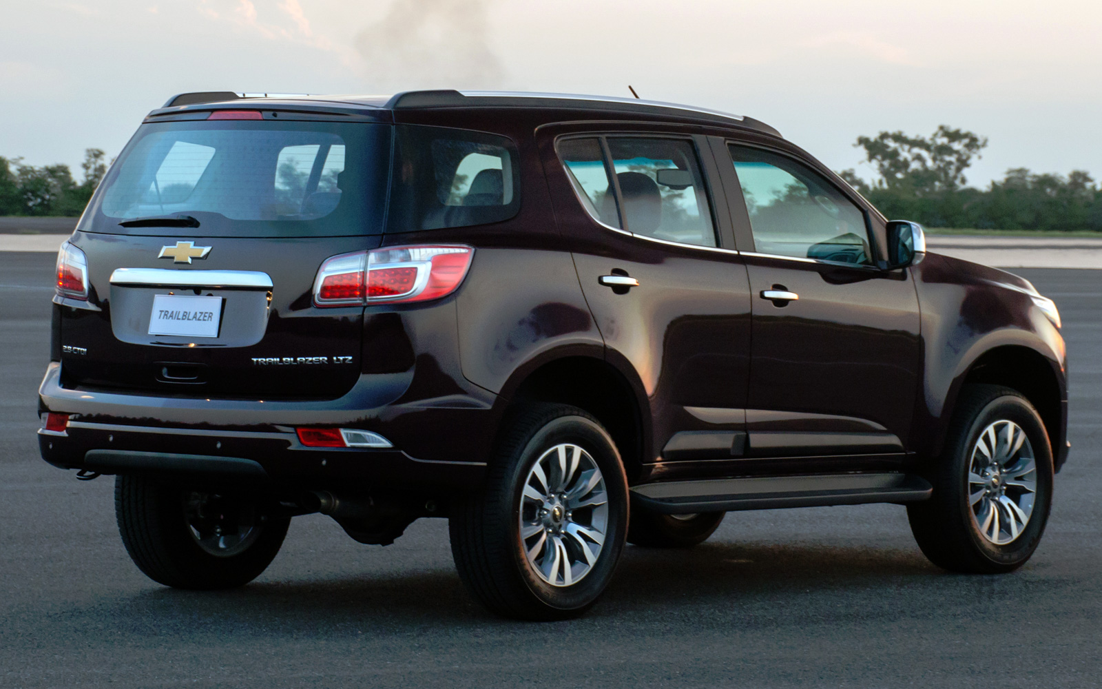 chevrolet trailblazer 2 сзади