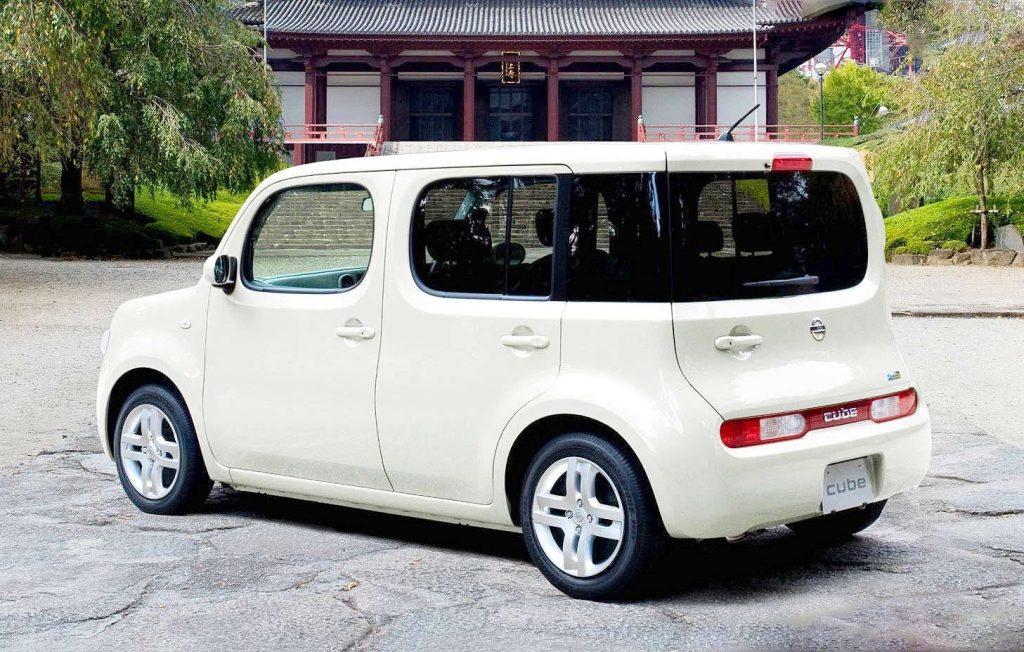 nissan cube сзади