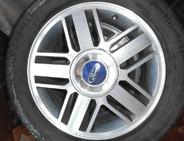 Какое расположение болтов на ободе автомобиля Форд Фокус 2, в чем его особенность?
